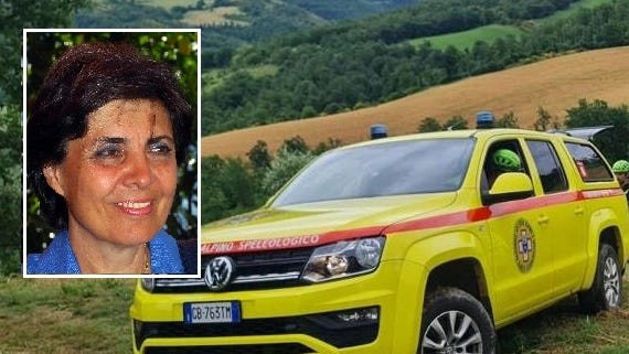 Flavia Franzoni e un'auto del soccorso alpino nella zona della tragedia