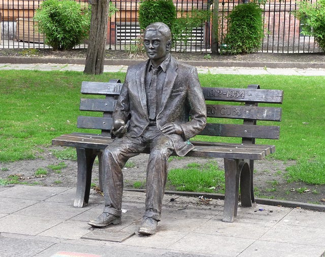 File:Alan-Turing-Statua-manchester con la mela.jpg