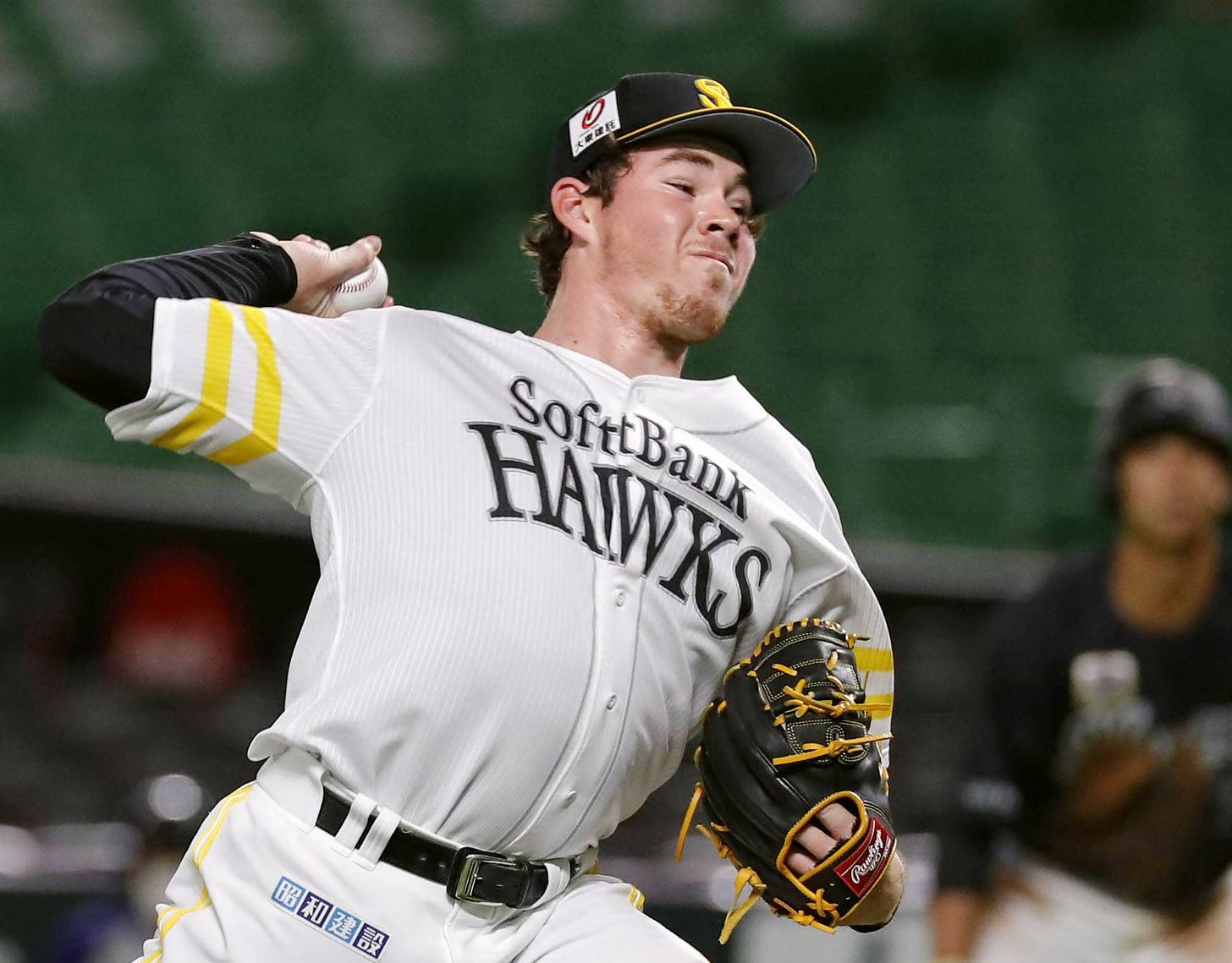Hawks pitcher Carter Stewart pitches during a preseason game on March 20 in Fukuoka. | KYODO