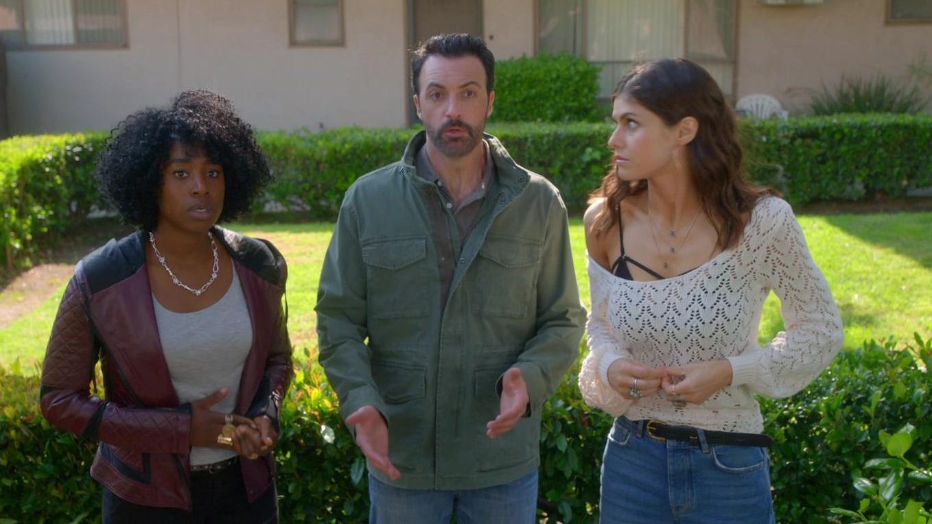 Taylor, Eli (Reid Scott) e Jade (Alexandra Daddario) tentam resgatar o animal de estimação de Jade. (Reprodução - Globoplay)