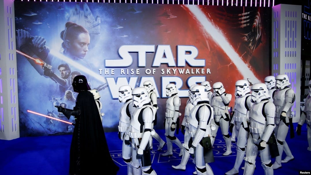 ARCHIVO - Una persona vestida como Darth Vader y otras como Storm Troopers asisten al estreno de "Star Wars: El ascenso de Skywalker" en Londres, Gran Bretaña, el 18 de diciembre de 2019. 