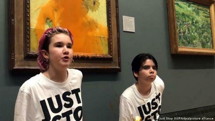 Dúas activistas do colectivo Just Stop Oil na National Gallery