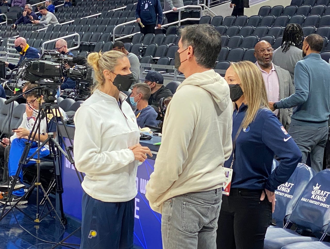 Pacers assistant Jenny Boucek catching up with Mavs owner Mark Cuban before a game in Dec. 2021.