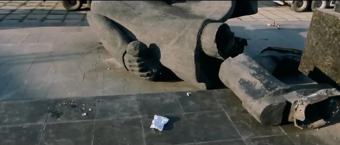 Estátua de Lênin sendo derrubada em cena do filme "Almost Holy", de Steve Hoover