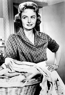 Not any housewife..Donna Reed in a scene from the Donna Reed show, a  popular sitcom in the 50-60s' | The donna reed show, Donna reed, Vintage  housewife