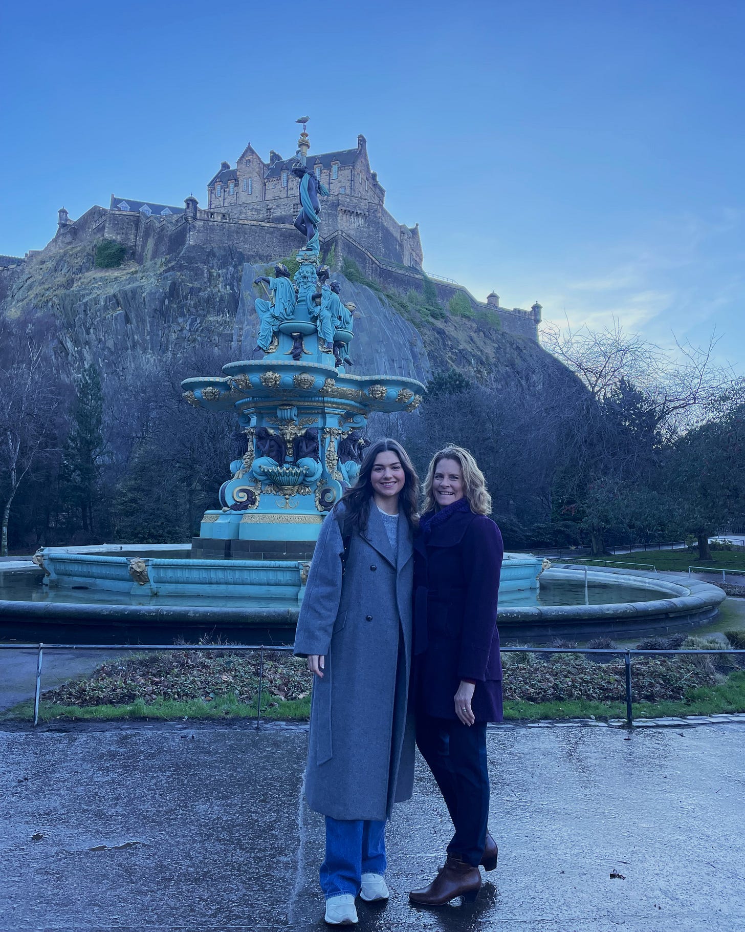 Mother posed with her college-aged daughter in front of Edinburgh, Scotland landmarks