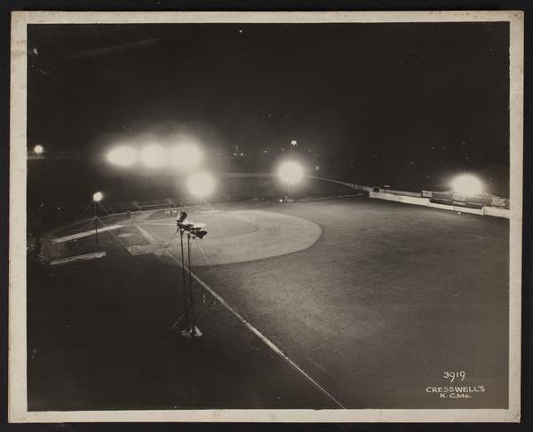 A baseball field at night

Description automatically generated