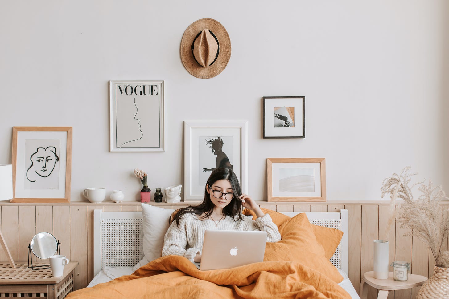 Imagem: Woman Using Laptop in Bed, by Vlada Karpovich