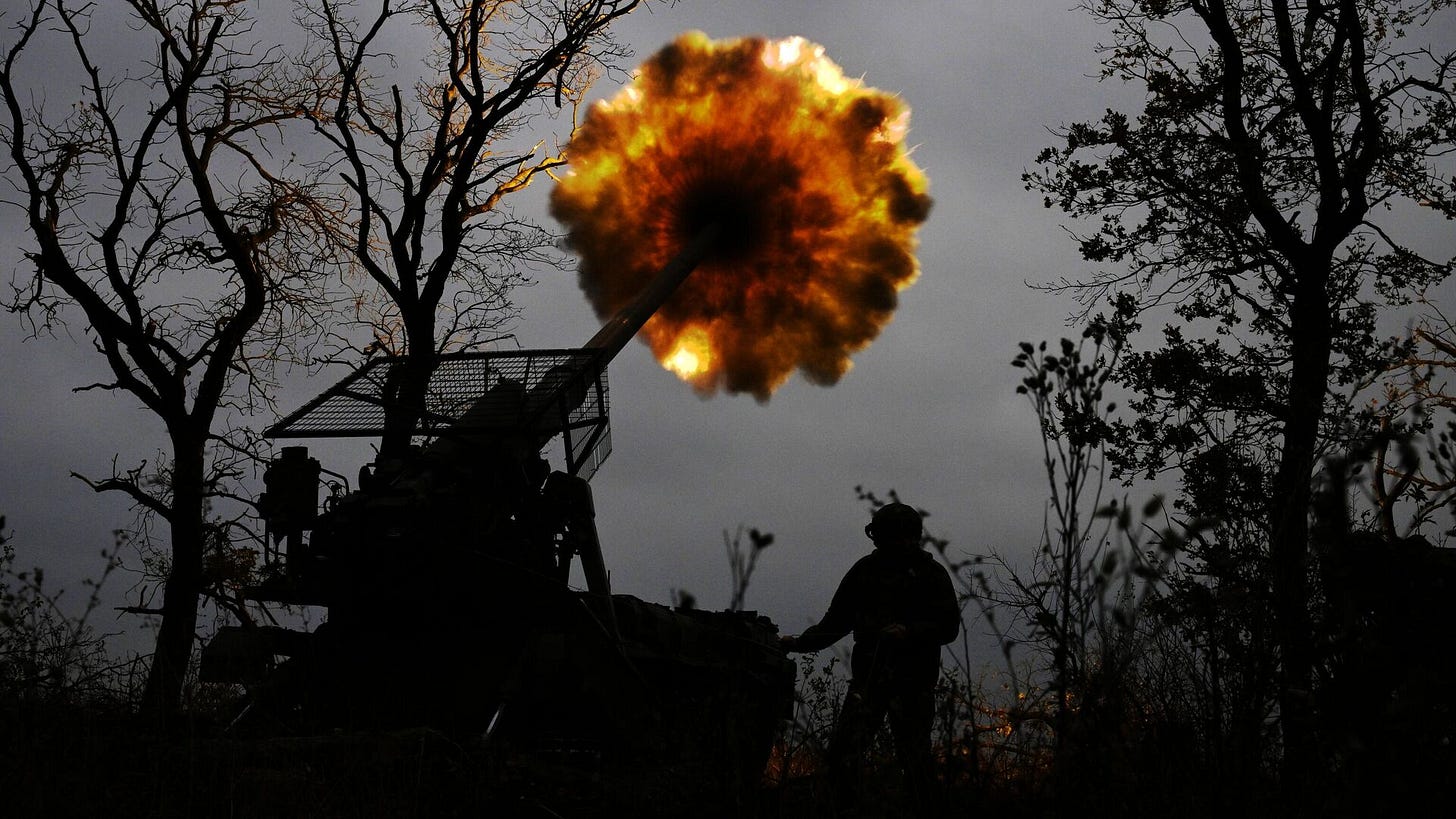 Russian servicemen fire a 2S7 Malka self-propelled howitzer towards Ukrainian positions near Krasnoarmeisk - Sputnik International, 1920, 24.12.2024