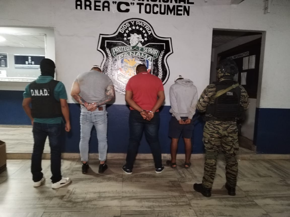 Decomisan varias armas y 70 paquetes de presunta droga en Tocumen -  Decisiones Panamá