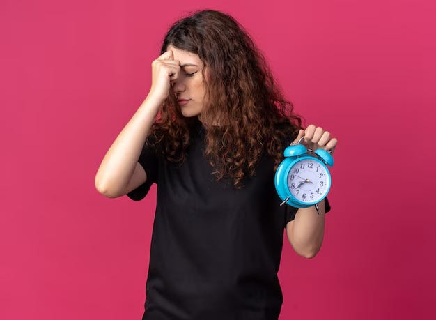 Imagem de mulher preocupada segurando um relógio para representar faltas justificadas