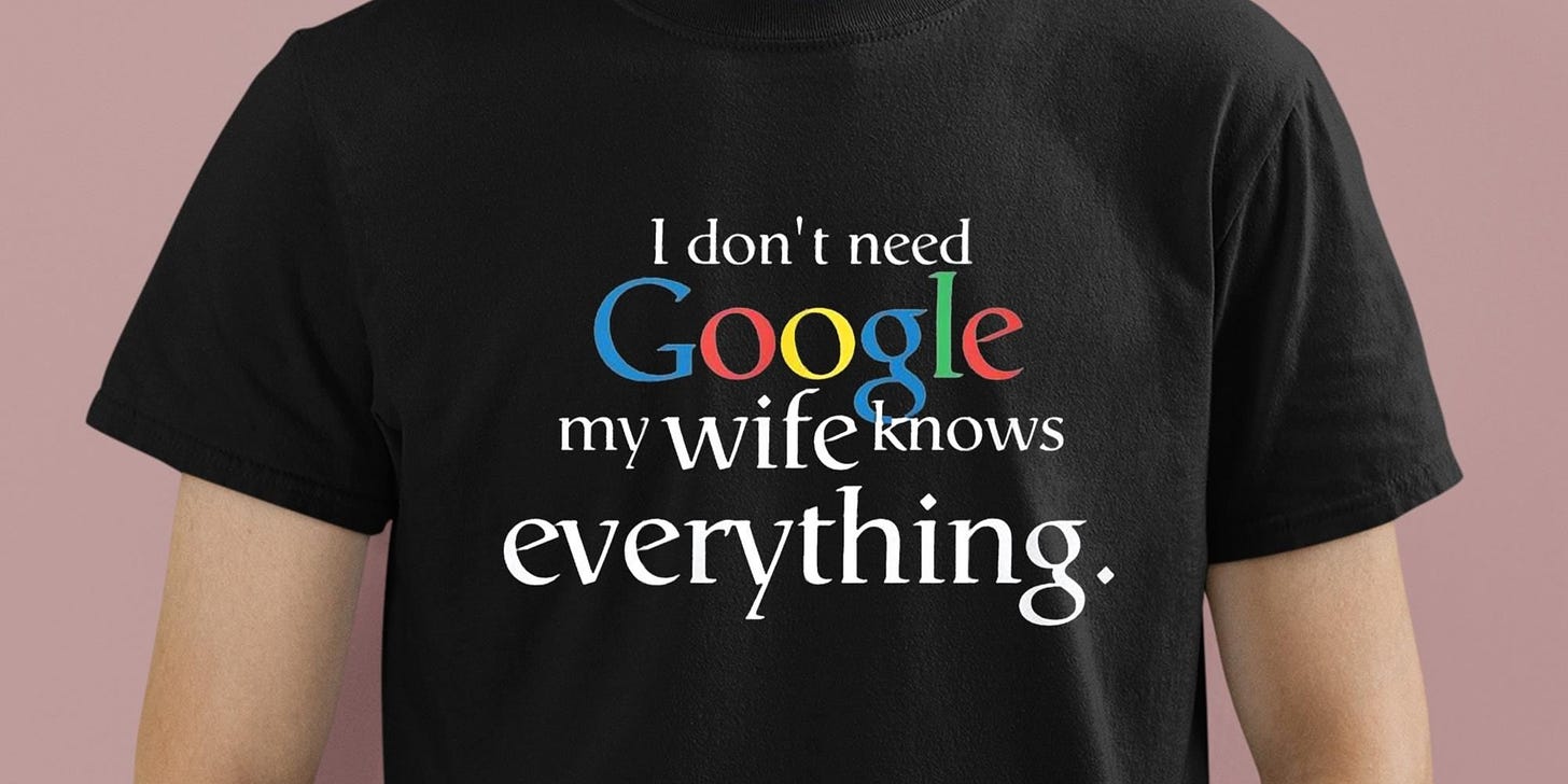 Grafika z fragmentem koszulki od ramion do pasa z napisem "I don't need Google, my wife knows everything"