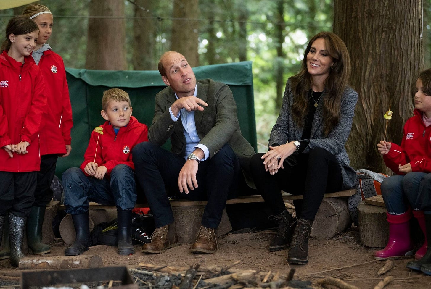 Kate Middleton ploughs on with injury as she and Prince William build dens  with kids - Mirror Online