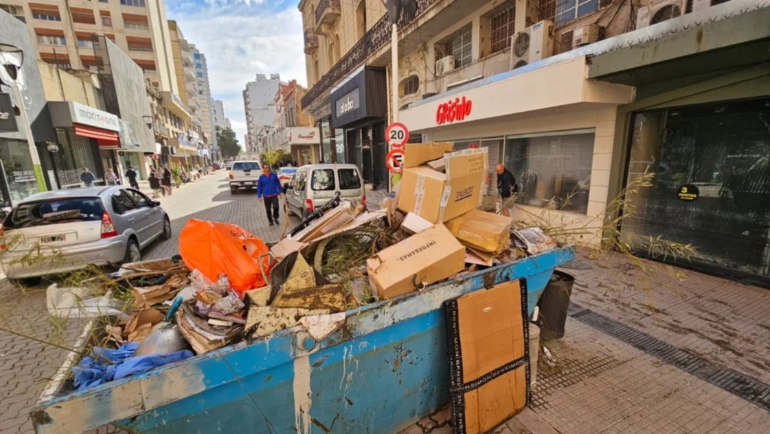 Drama en el centro de Bahía: decenas de locales y edificios siguen inundados