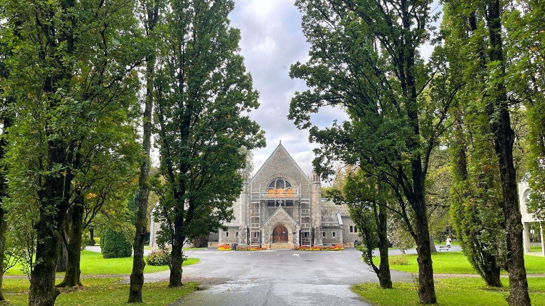 I think this is a chapel in a cemetry (I know, but others run here too...)