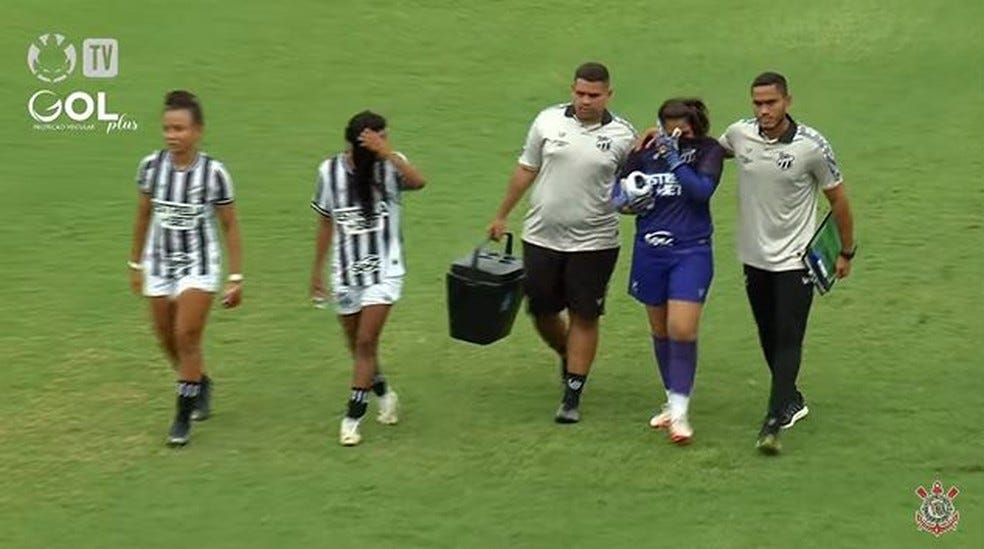 Goleira do Ceará é consolada após goleada em estreia no Brasileirão — Foto: Reprodução/Corinthians TV