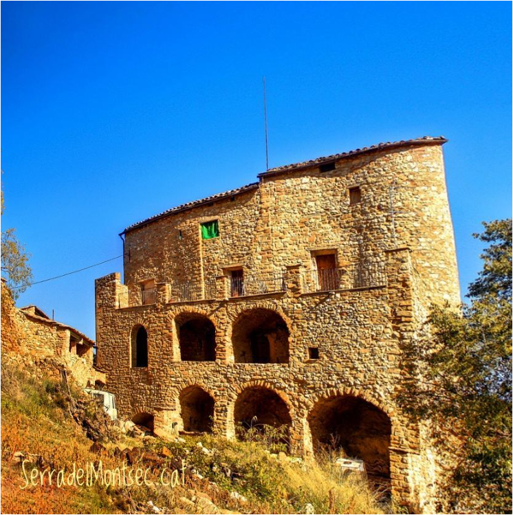 Casa Sanui, en un dels extrems de la vila de Moror, que segons diuen és la casa més gran que s’ha construït sobre una roca a Catalunya. Curiosament, la planta d’aquesta casa recorda lleugerament la del Castell de Mur, i té tota l’aparença d’haver format part d’una fortificació. Sant Esteve de la Sarga, Montsec d’Ares, Pallars Jussà, Lleida, Catalunya.