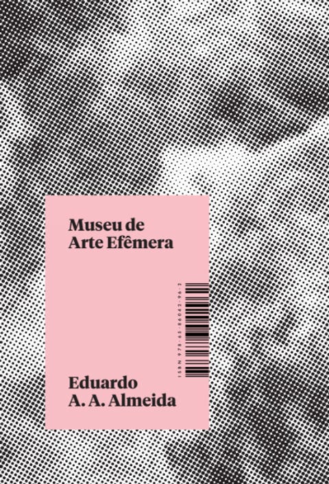 Capa do livro Museu de arte efêmera - Eduardo A. A. Almeida, O titulo e o nome do autor estao em um retângulo rosa no canto inferior esquerdo da imagem, junto do código de barras. No fundo, uma imagem de nuvens com um filtro de pontilhismo, aparentemente.