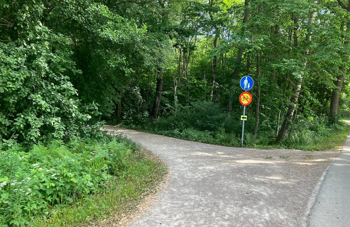 A sign points participants left to the last bit of the route