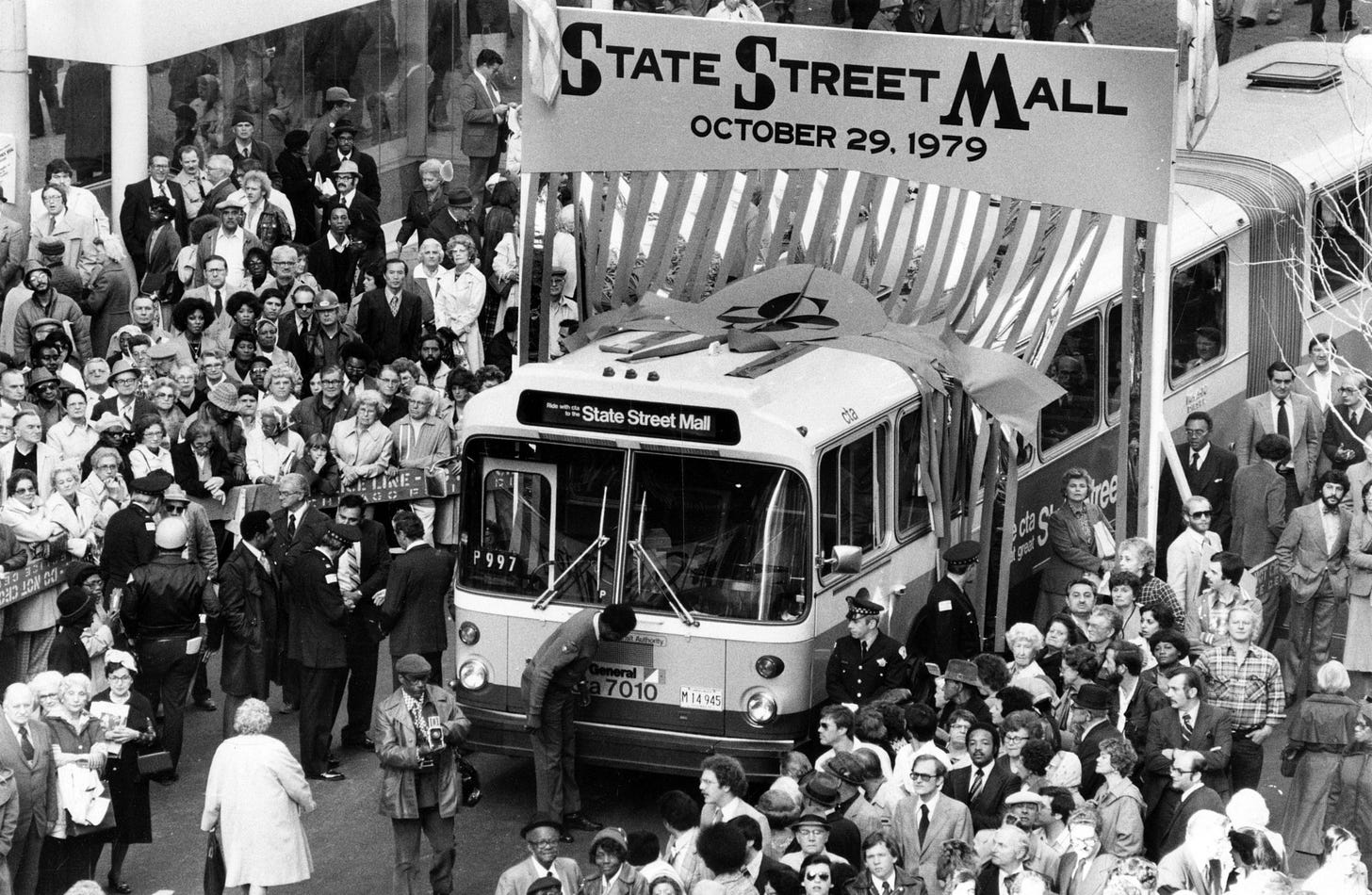 Flashback: The State Street Mall, billed as a car-free shopping mecca,  started with high hopes but ended in failure and bus fumes – Chicago Tribune