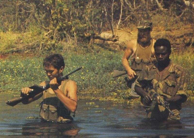 r/HistoryPorn - Rhodesian Selous Scouts on patrol during the Bush War, 1970's. [800x570] (X-Post /r/Rhodesia)