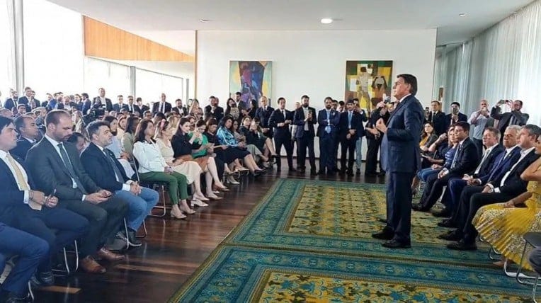 Bolsonaro reúne governadores e deputados reeleitos em Brasília | Eleições |  O Dia