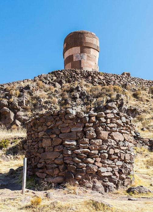 Torre de entierro inca de calidad obviamente inferior a la chullpa más antigua y avanzada. (Foto: Diego Delso, Wikimedia Commons, Licencia CC-BY-SA 4.0)