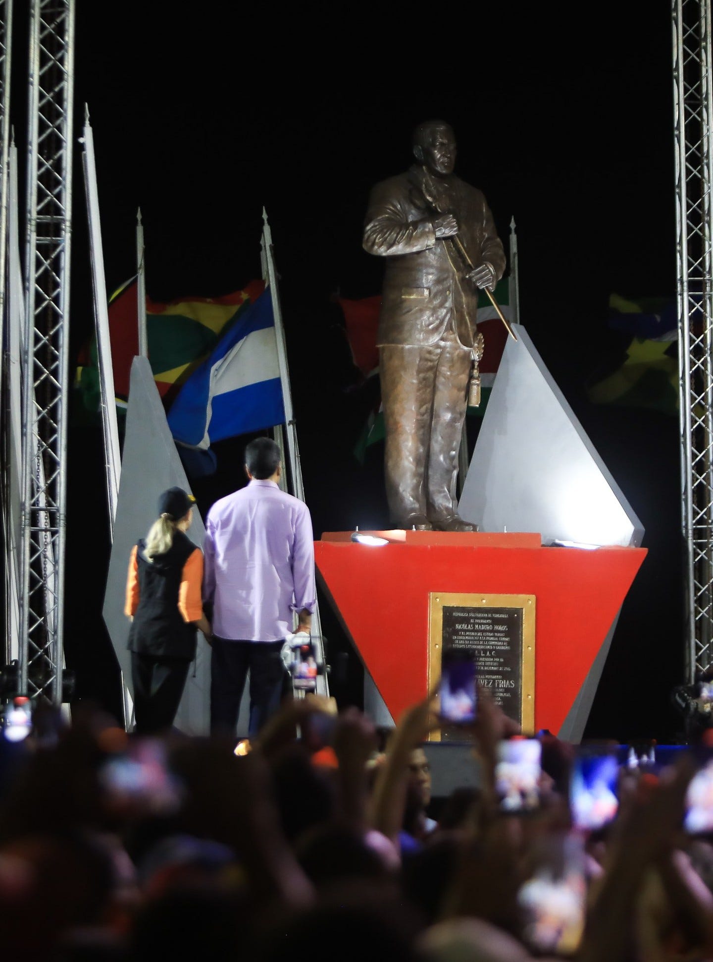 Photo by Prensa Presidencial on August 22, 2024. May be an image of 2 people, people standing, flag, crowd, statue and text. Photo by Prensa Presidencial on August 22, 2024. May be an image of 2 people, people standing, flag, crowd, statue and text.