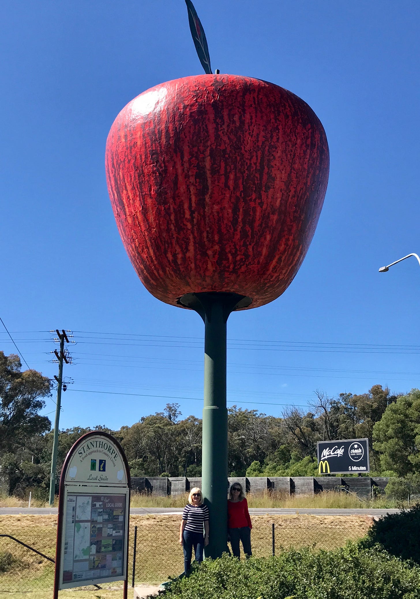 File:The Big Apple at Thulimbah, Queensland.jpg - Wikimedia Commons