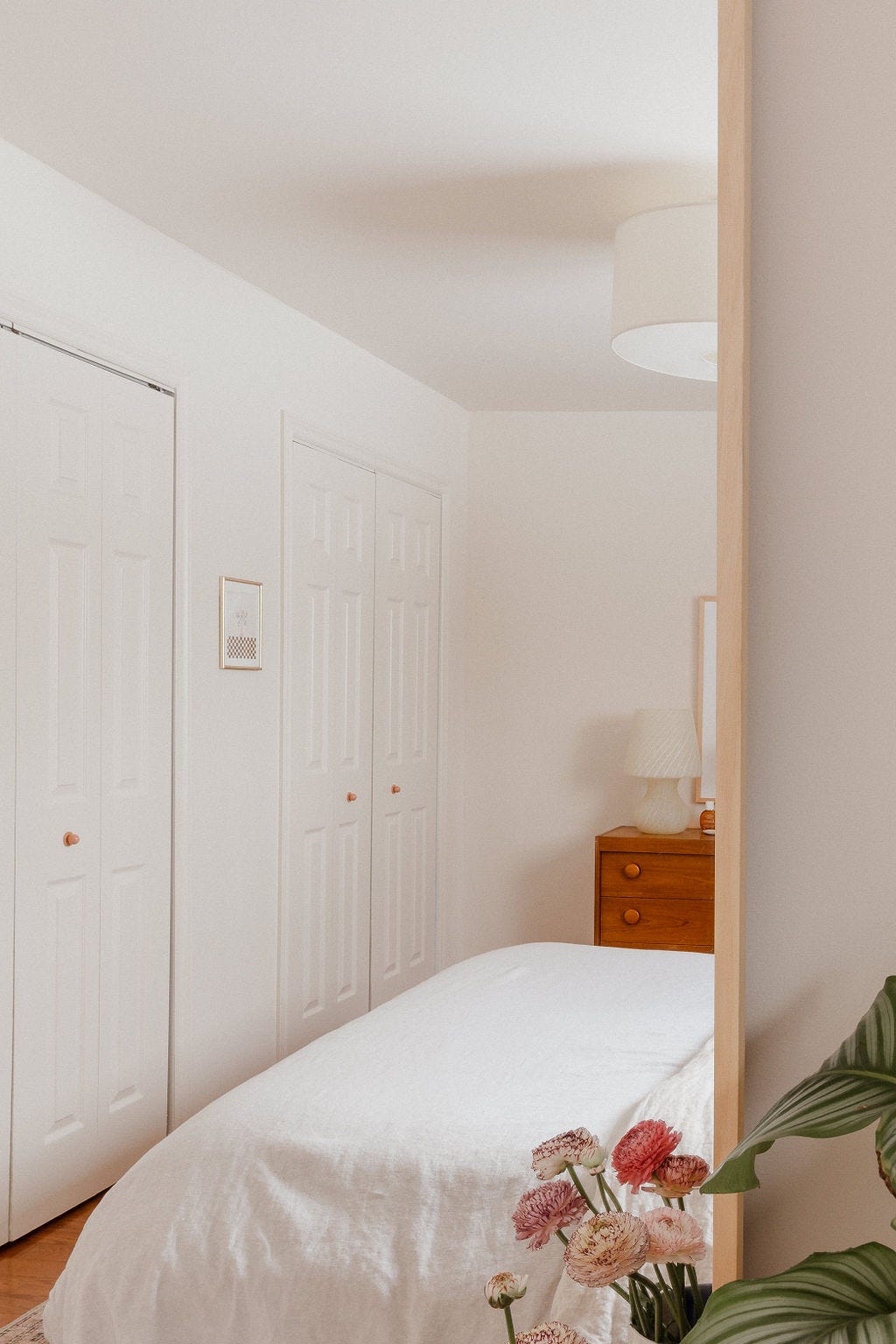 Bedroom inspiration for light walls, vintage elements