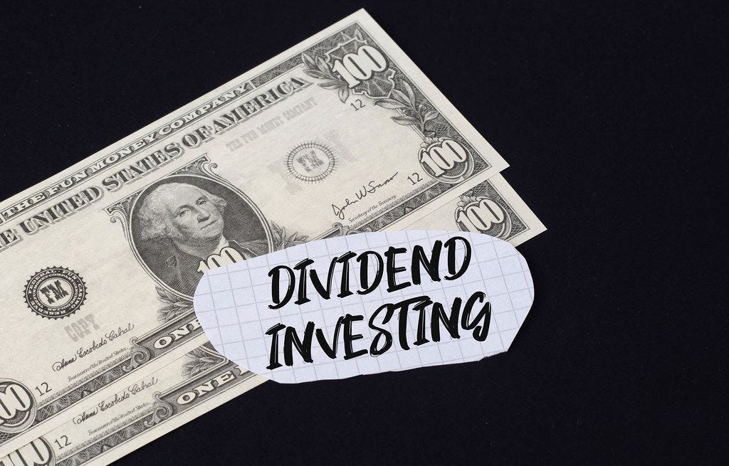 Dividend Investing text and dollar banknotes - Creative Commons Bilder