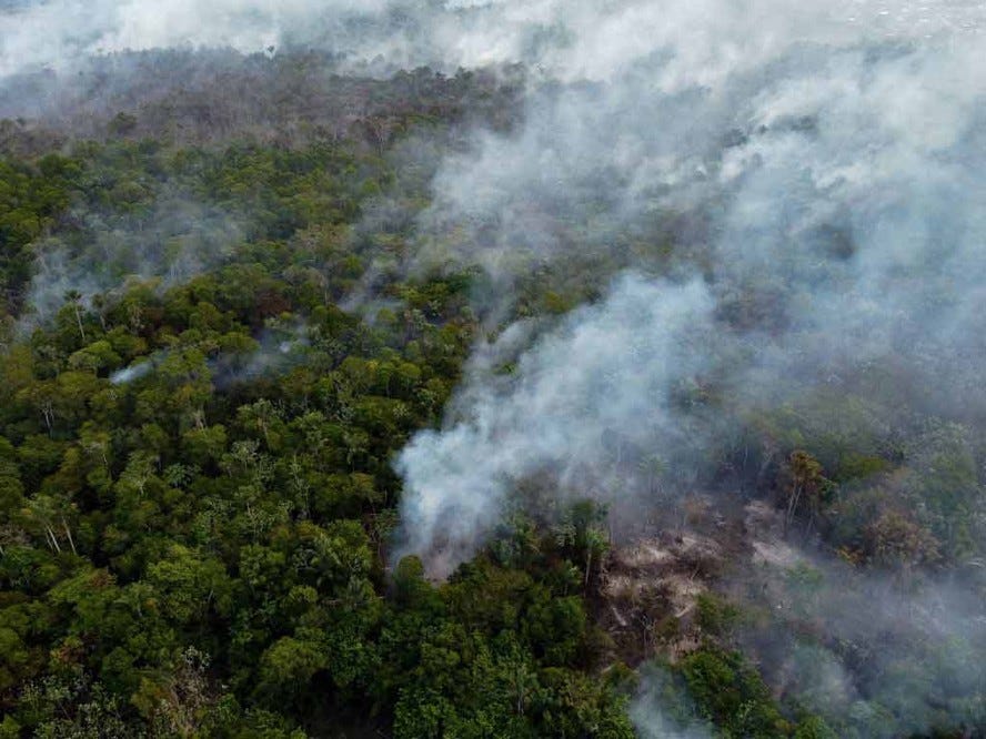 Vista aérea de um incêndio na floresta amazônica em Iranduba, Amazonas, norte do Brasil, em 23 de setembro de 2023.