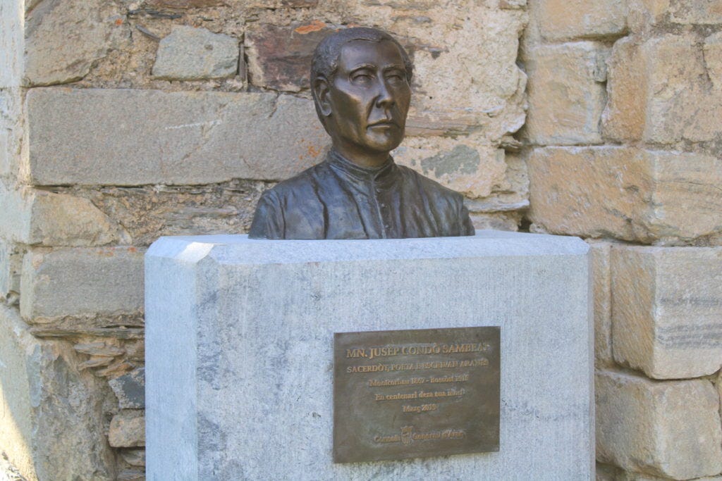 Bust en honor de Mosén Josèp Condò i Sambeat, obra de l’escultora Glòria Coronas, coincidint amb la commemoració del centenari de la seva mort. Any 2019. Moror, Sant Esteve de la Sarga. Montsec d’Ares. Pallars Jussà, Lleida, Catalunya.