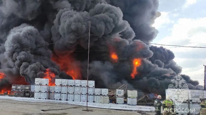 In Russia, a warehouse of more than 4 thousand square meters is on fire: aviation was involved