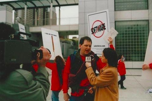 Marc Benioff on X: "February 22nd 2000 protestors called for the “End of Software” at a Siebel User Conference in San Francisco. Channel 22 urgently rushed to the scene to cover the Marc Benioff on X: "February 22nd 2000 protestors called for the “End of Software” at a Siebel User Conference in San Francisco. Channel 22 urgently rushed to the scene to cover the