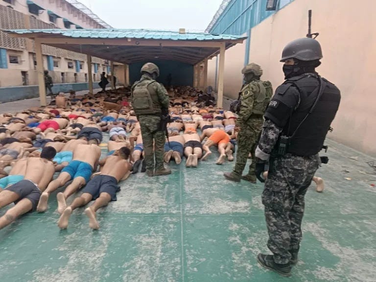 Una de las prisiones más violentas de Ecuador está instalada en Guayaquil (suroeste), un estratégico puerto golpeado por la presencia de bandas criminales que se disputan las rutas para el tráfico de drogas