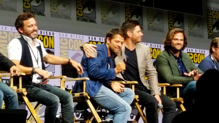 jensen ackles giving misha collins hug supernatural comic con