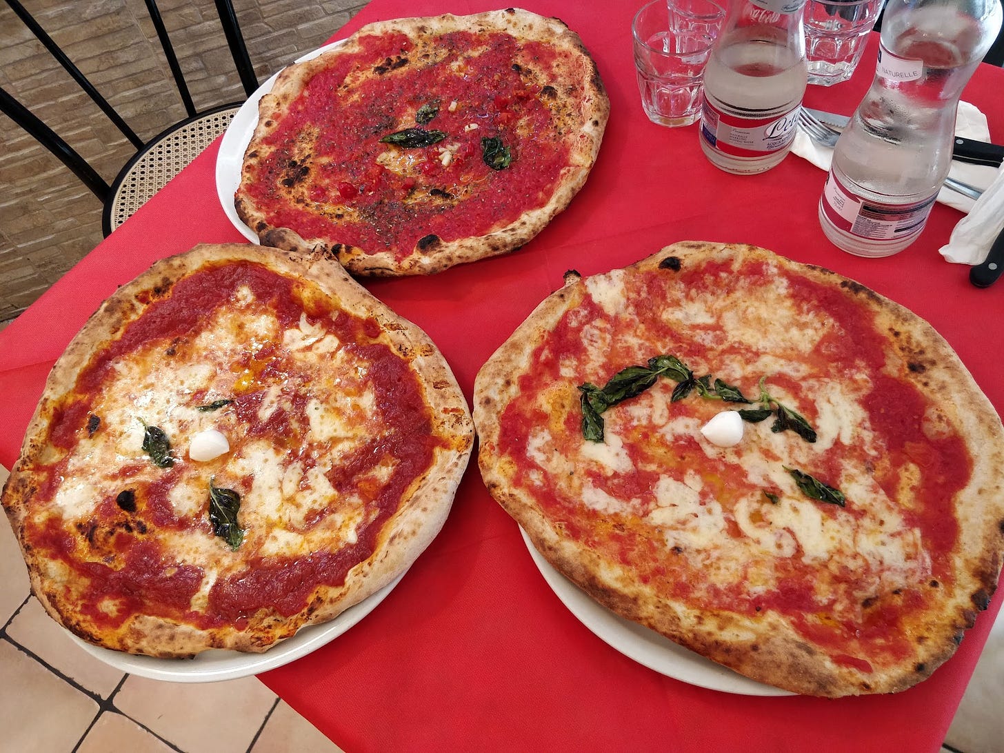 Tre pizza napoletane su un tavolo