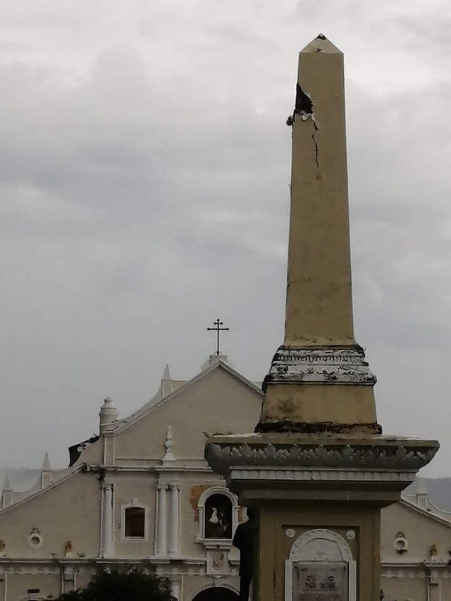 r/Philippines - Spanish Colonial obelisk in Vigan City was struck by lightning.