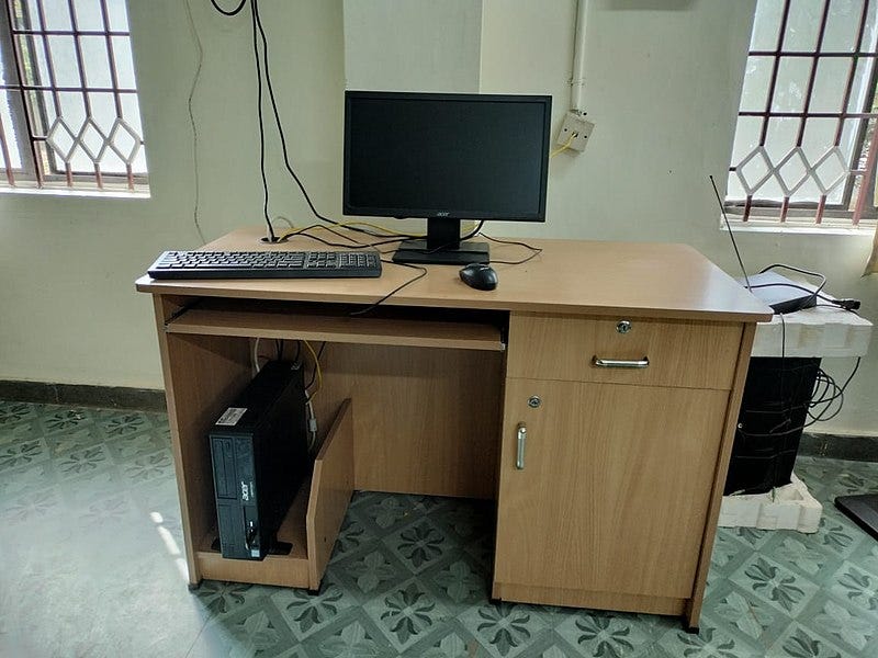 File:Computer desk.jpg