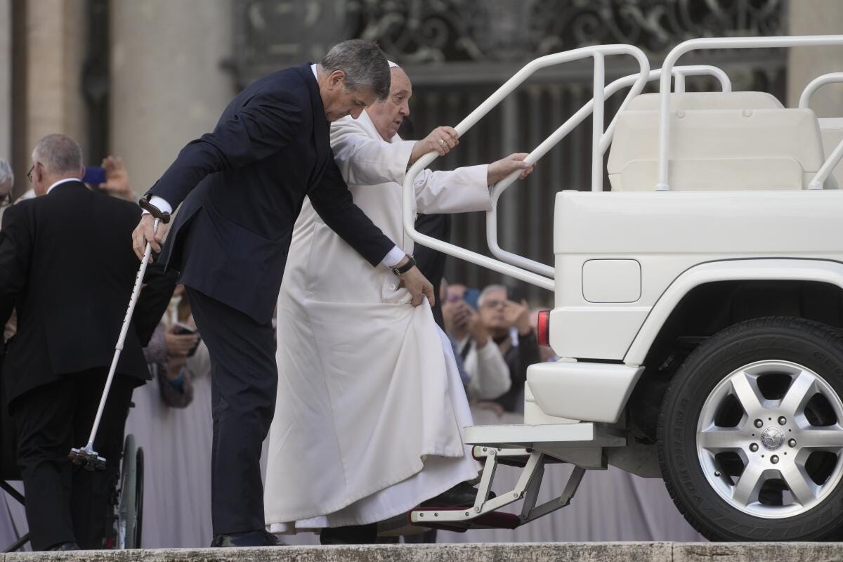 El papa parece incapaz de subir escalerilla en medio de problemas  respiratorios y de movilidad - Los Angeles Times
