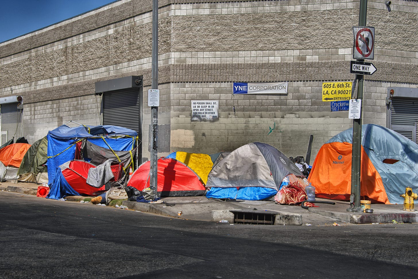 File:Tenting in Los Angeles Skid Row.jpg - Wikimedia Commons