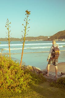retrato na praia olhando o mar