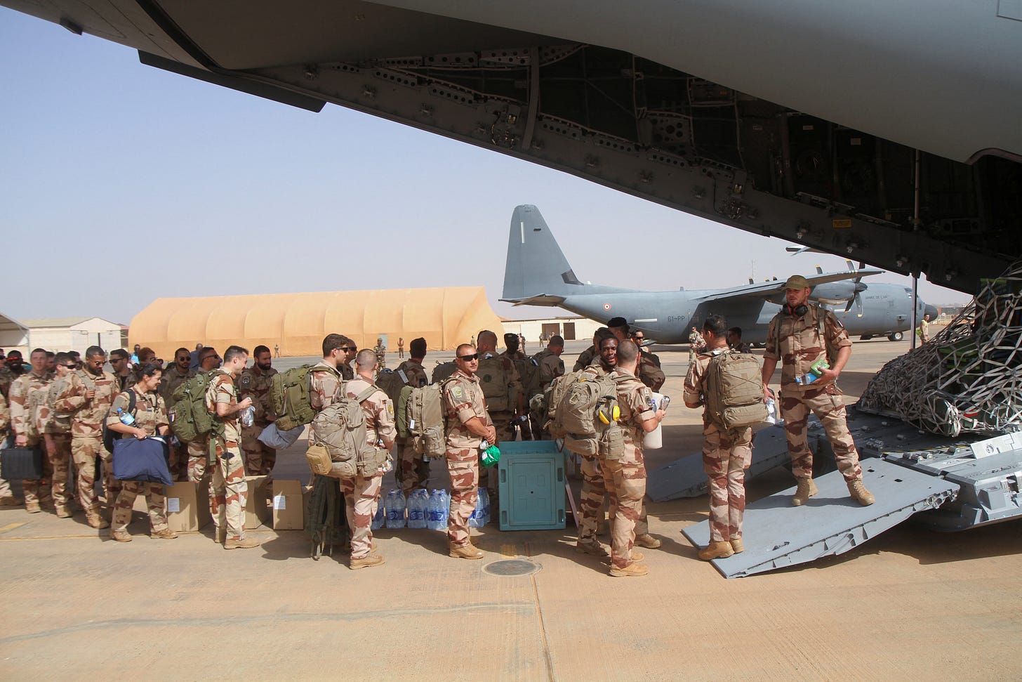 The last French troops leave Niamey