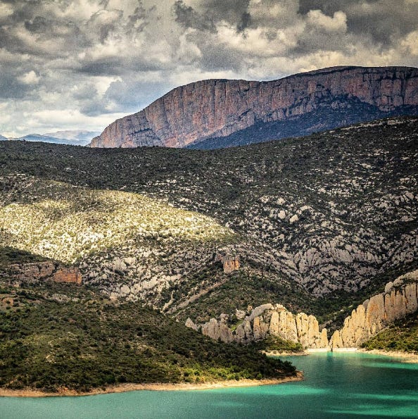Vista des de La Vulturina, Estopanyà, de Les Roques de la Vila del despoblat de Finestres i, a sobre, l’anomenada Paret de Catalunya que forma part del Congost de Mont-rebei. Montsec de l’Estall. Viacamp i Lliterà, Ribagorça d’Osca, Aragó. Vista des de La Vulturina, Estopanyà, de Les Roques de la Vila del despoblat de Finestres i, a sobre, l’anomenada Paret de Catalunya que forma part del Congost de Mont-rebei. Montsec de l’Estall. Viacamp i Lliterà, Ribagorça d’Osca, Aragó.