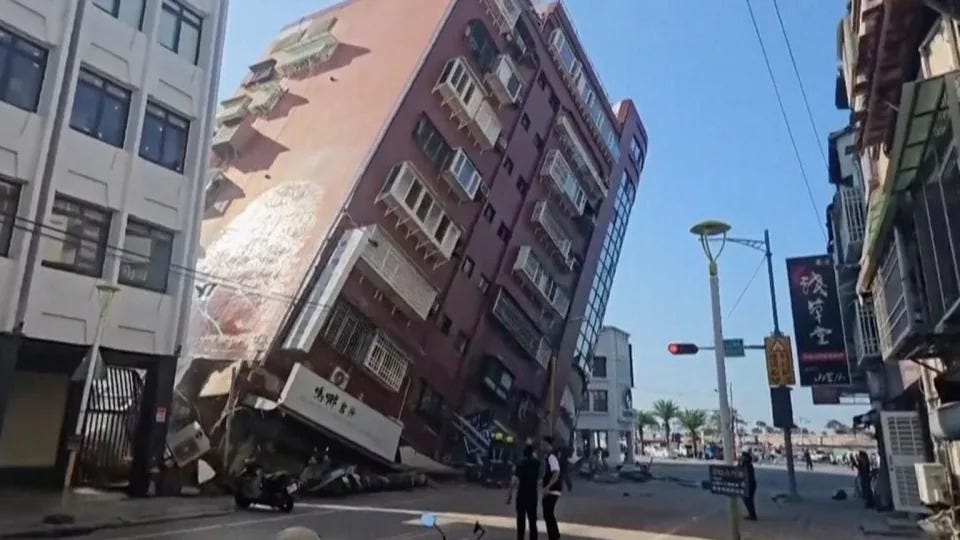 Edificio inclinado en Taiwán tras el terremoto