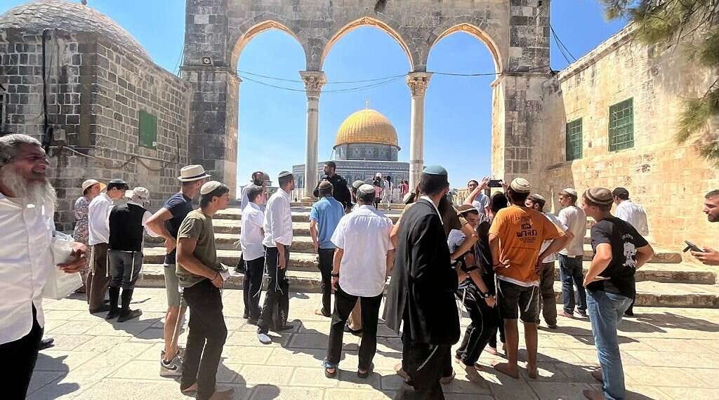 Walking as free people': Jews flock to Temple Mount for Tisha B'Av prayers – www.israelhayom.com Walking as free people': Jews flock to Temple Mount for Tisha B'Av prayers – www.israelhayom.com