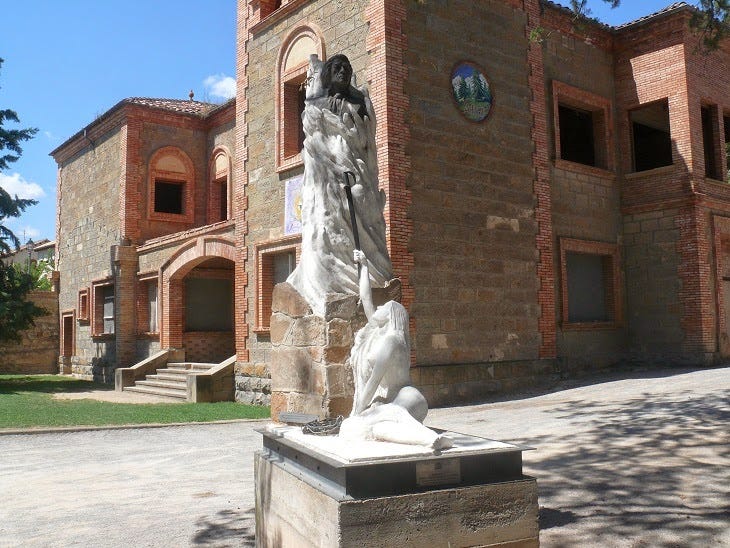 L'escultura feta en pedra, bronze i ferro, per Antoni Borrell i Pujol, representa els fets històrics que commemora, amb el bust del general embolcallat per una flama, que simbolitza el seu encès sentiment patriòtic cap a Catalunya. La donzella, que ofereix una espasa al general, representa Catalunya a punt de morir quan el rei Felip V va suprimir les institucions catalanes. La gàbia que es troba al seu costat, on es va guardar el cap de Moragues exposat durant dotze anys al Portal de Mar, en l'actual barri de la Barceloneta, apareix aixafada, com a símbol de la victòria del sentiment patriòtic enfront de la repressió.