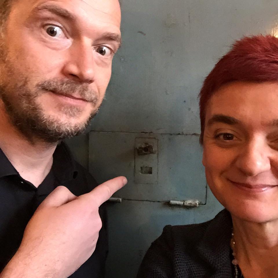 Foto che ritrae Gianluca Diegoli e Alessandra Farabegoli davanti a una porta con spioncino, una cella di un ex-carcere.