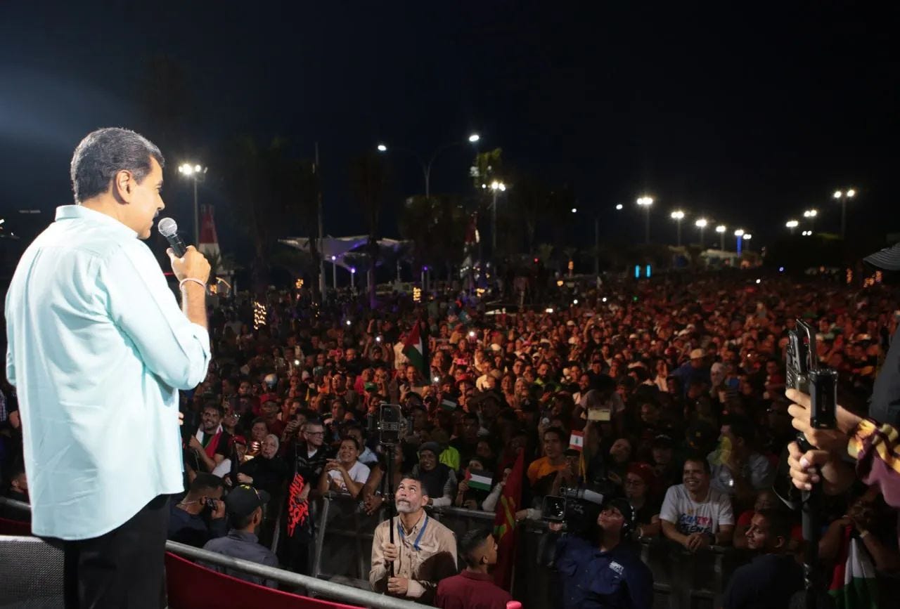 Photo by Prensa Presidencial on September 28, 2024. May be an image of 1 person, speaker, microphone, crowd and concert.